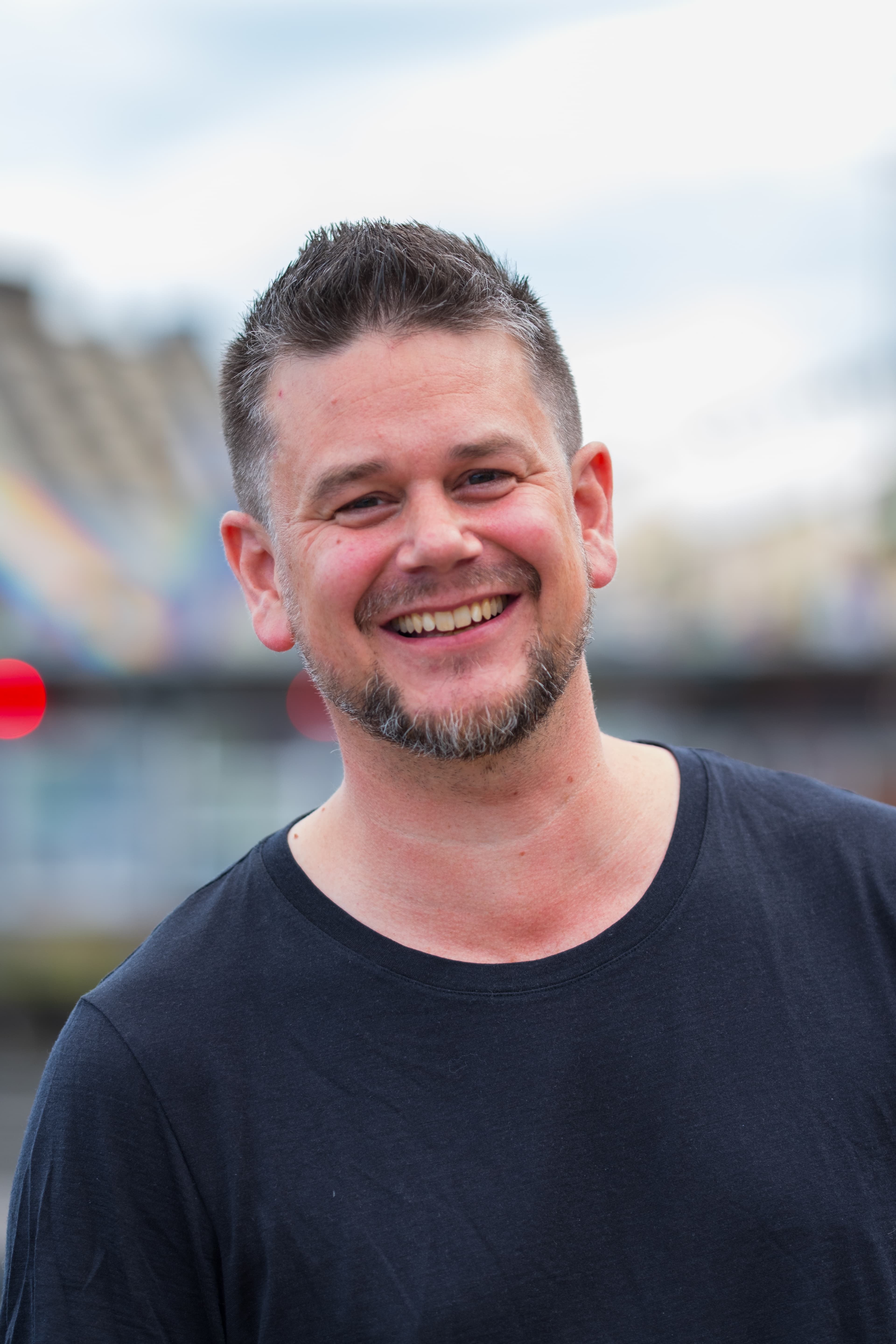 Snorre Bue smiler utendørs