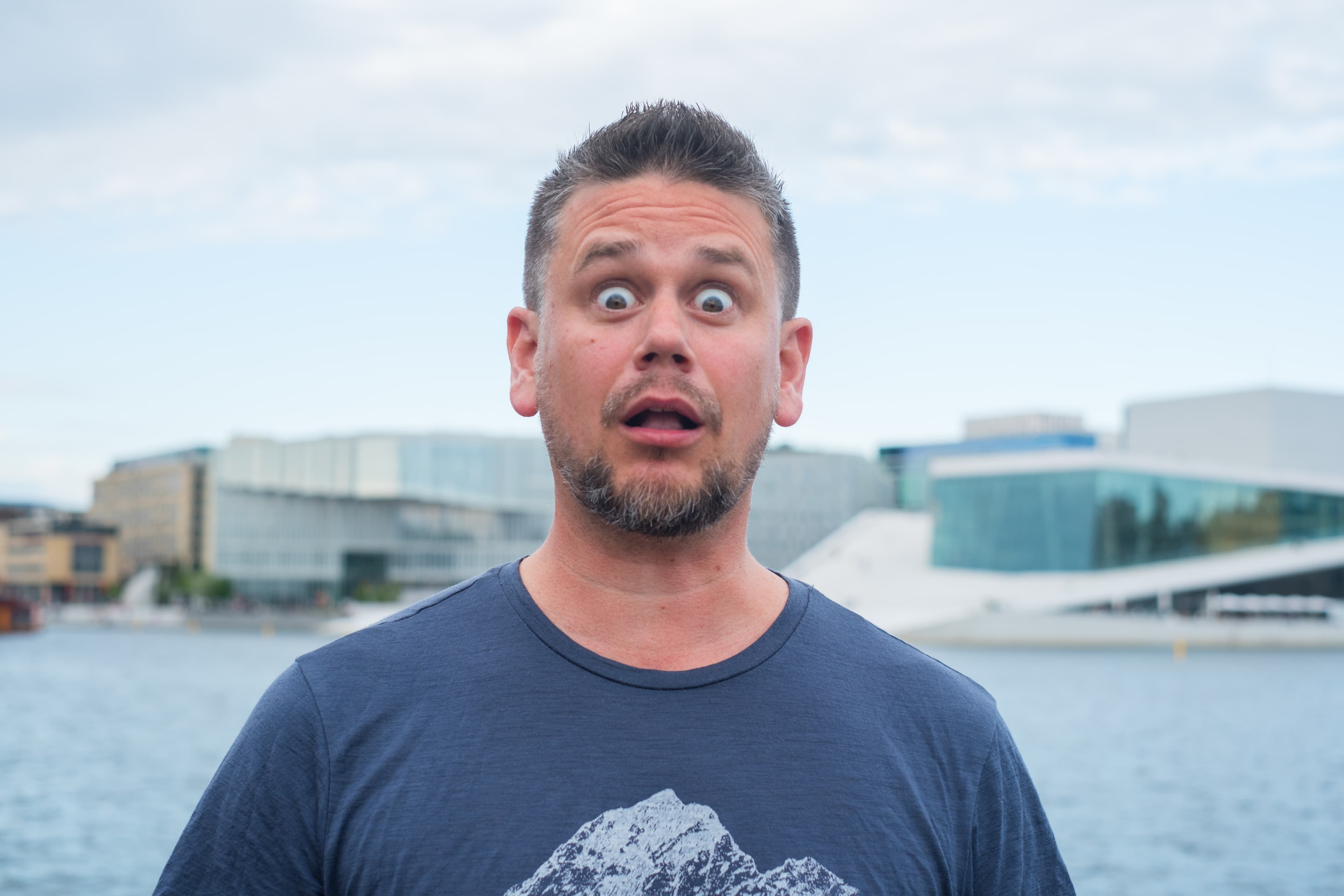 Snorre Bue med overrasket uttrykk utendørs